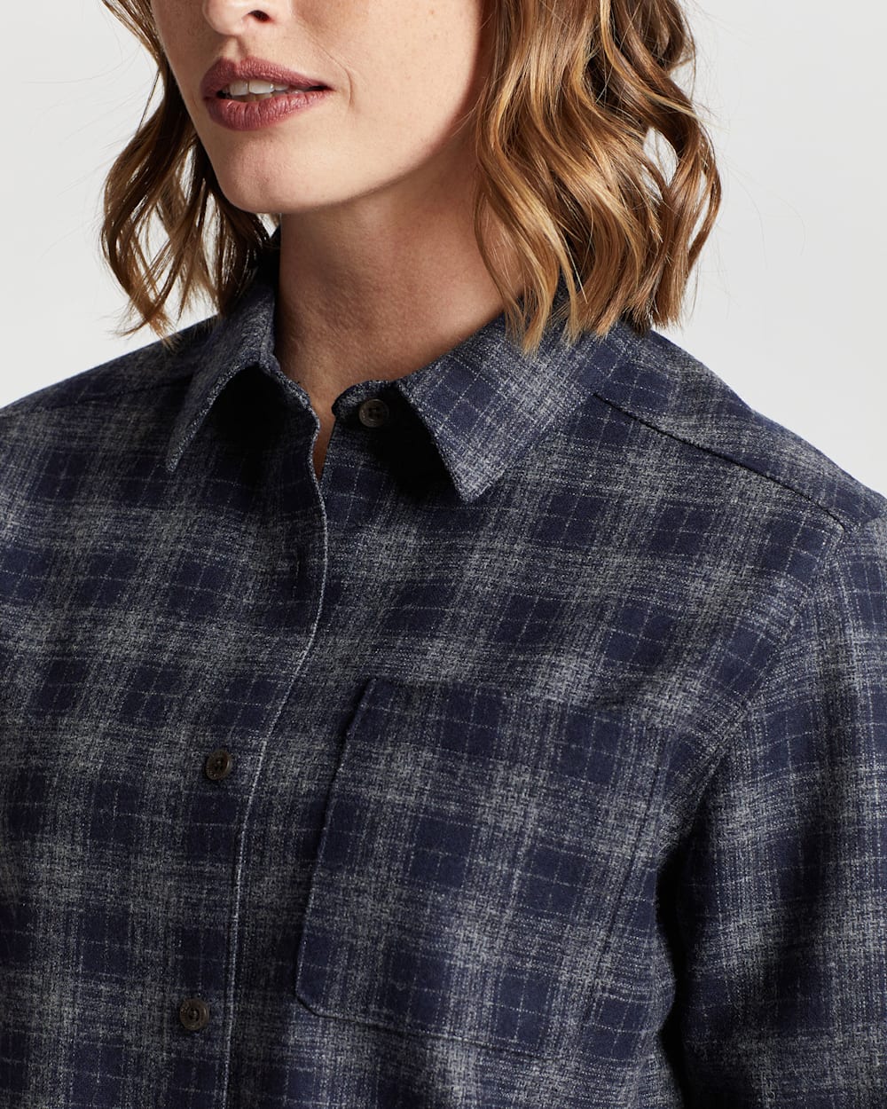ALTERNATE VIEW OF WOMEN'S LODGE SHIRT IN NAVY/GREY SPACE DYE PLAID image number 4
