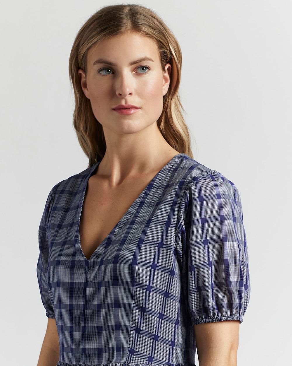 ALTERNATE VIEW OF AIRY TIERED MIDI DRESS IN NAVY/WHITE PLAID image number 5