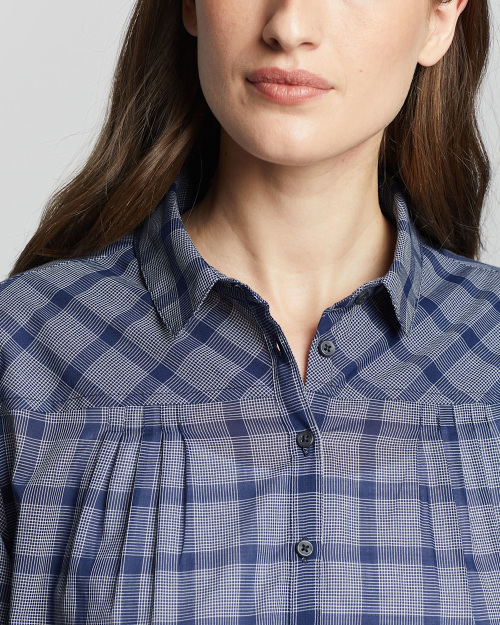 ALTERNATE VIEW OF WOMEN'S AIRY COTTON SHIRT IN NAVY/WHITE PLAID image number 4