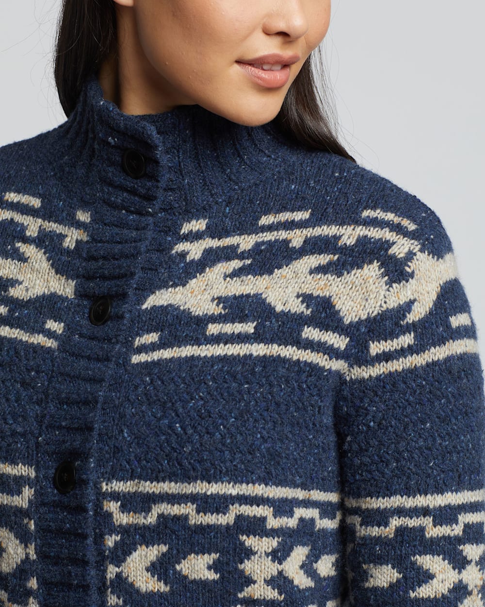 ALTERNATE VIEW OF WOMEN'S GRAPHIC DONEGAL MERINO CARDIGAN IN NAVY/OATMEAL image number 4