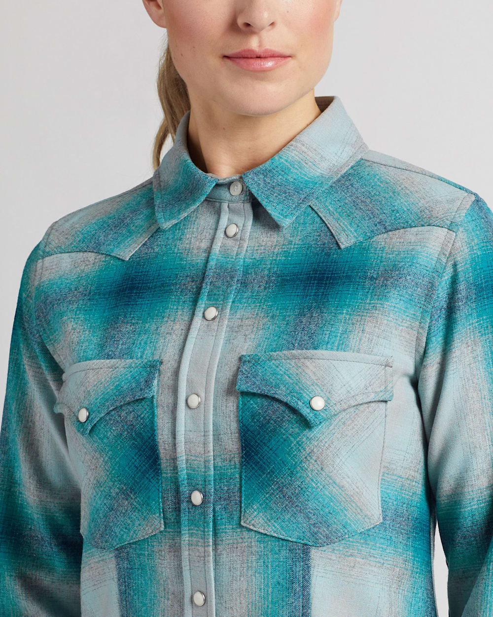 ALTERNATE VIEW OF WOMEN'S SNAP-FRONT CANYON SHIRT IN TURQUOISE/GREY OMBRE image number 4
