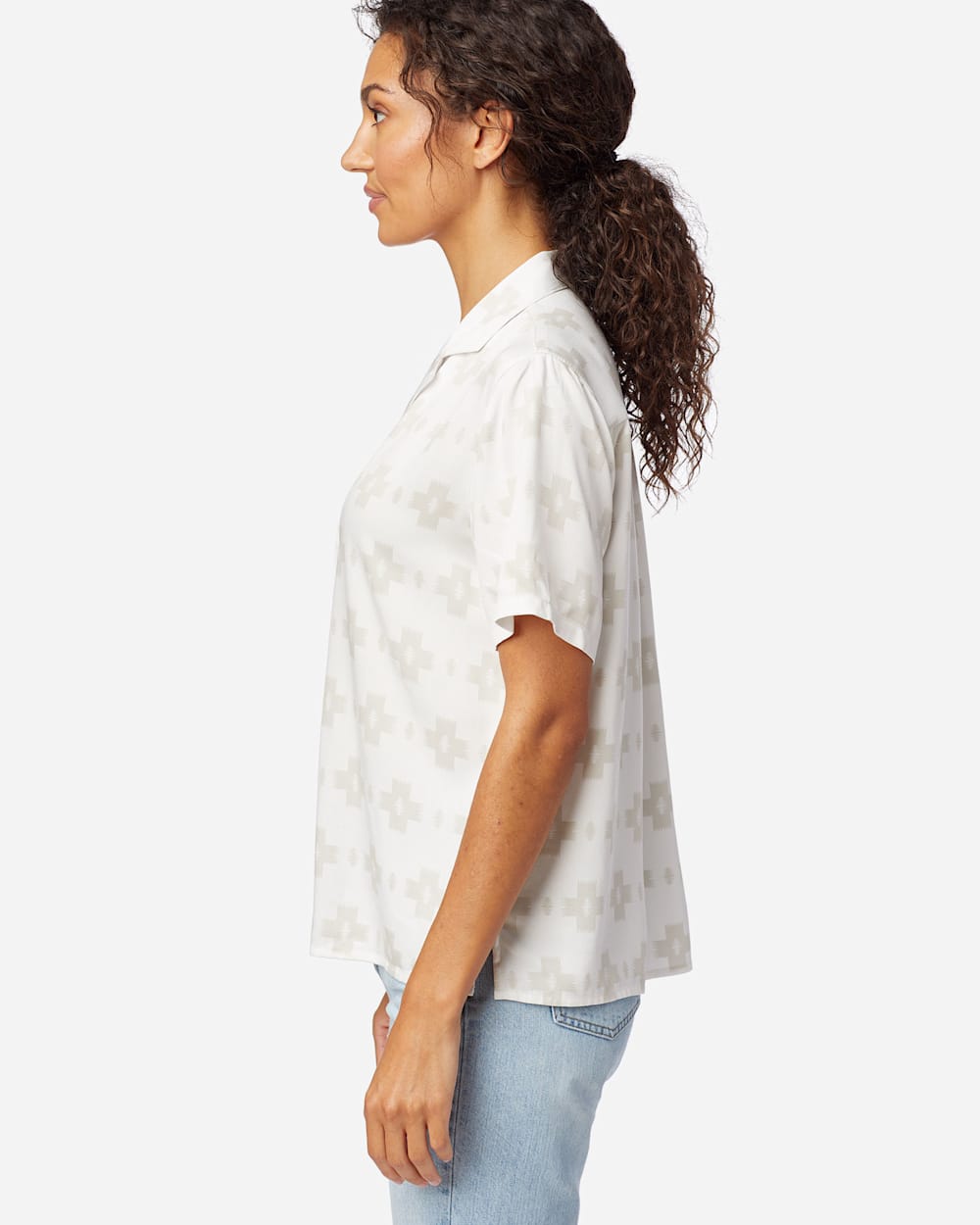 ALTERNATE VIEW OF WOMEN'S SHORT-SLEEVE PATTERNED SHIRT IN WHITE image number 2