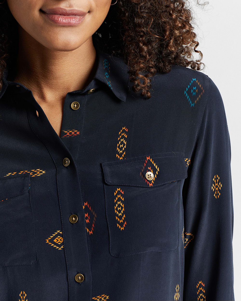 ALTERNATE VIEW OF WOMEN'S WASHABLE TWO POCKET SILK SHIRT IN MIDNIGHT NAVY MULTI image number 4