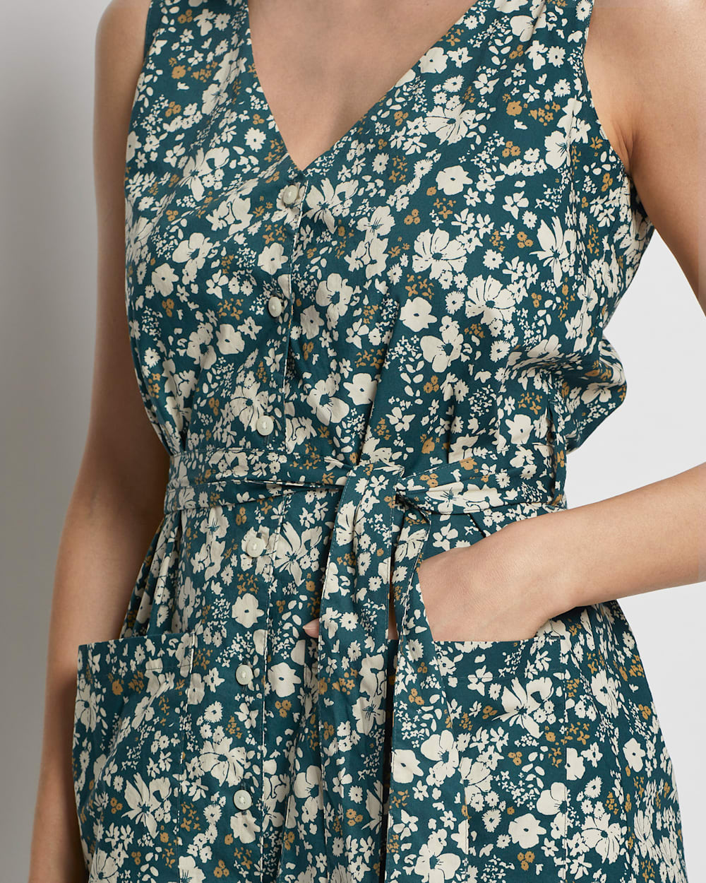 ALTERNATE VIEW OF WOMEN'S SLEEVELESS COTTON DRESS IN PINE GREEN MULTI FLORAL image number 2
