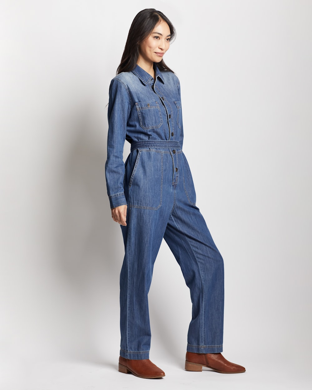 ALTERNATE VIEW OF WOMEN'S CHAMBRAY UTILITY JUMPSUIT IN MEDIUM BLUE image number 4