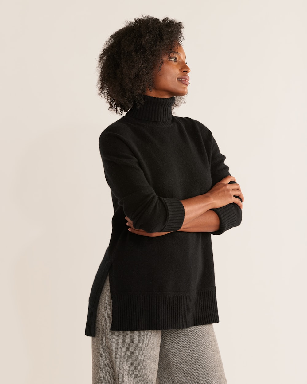 ALTERNATE VIEW OF WOMEN'S MERINO/CASHMERE OVERSIZED TURTLENECK IN BLACK image number 4