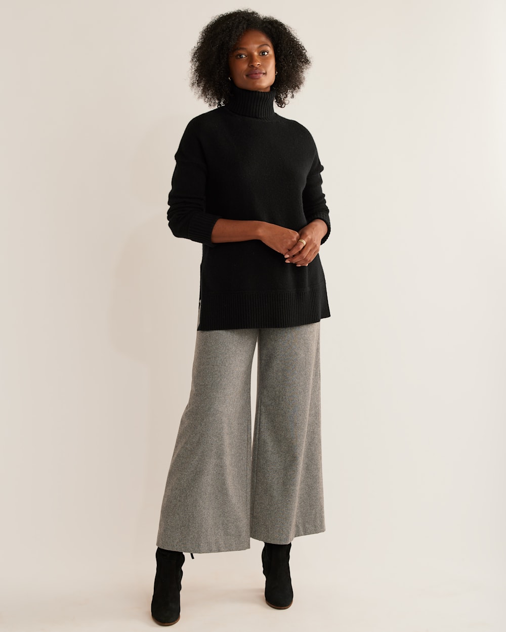 ALTERNATE VIEW OF WOMEN'S MERINO/CASHMERE OVERSIZED TURTLENECK IN BLACK image number 5