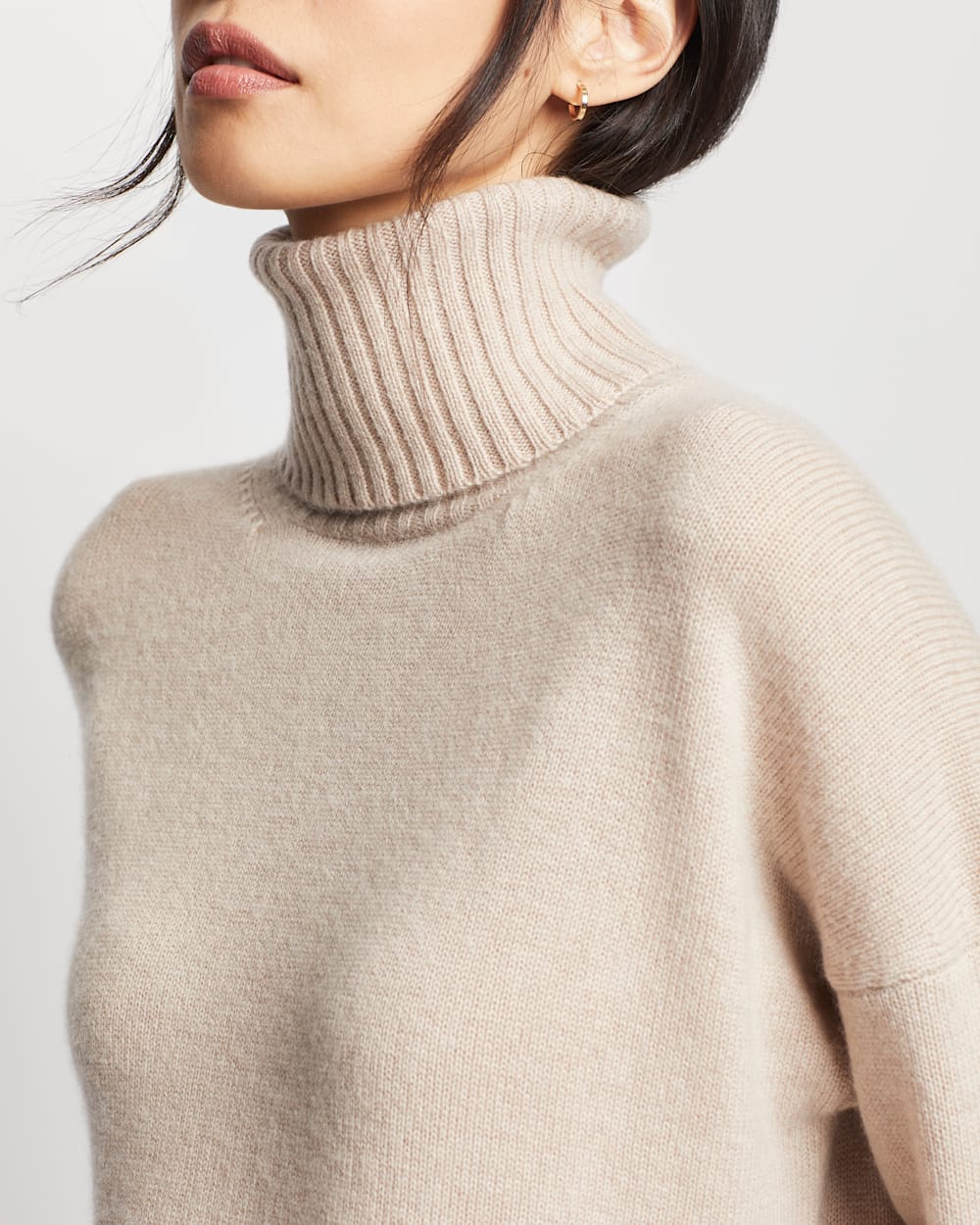 ALTERNATE VIEW OF WOMEN'S MERINO/CASHMERE OVERSIZED TURTLENECK IN WHEAT image number 2