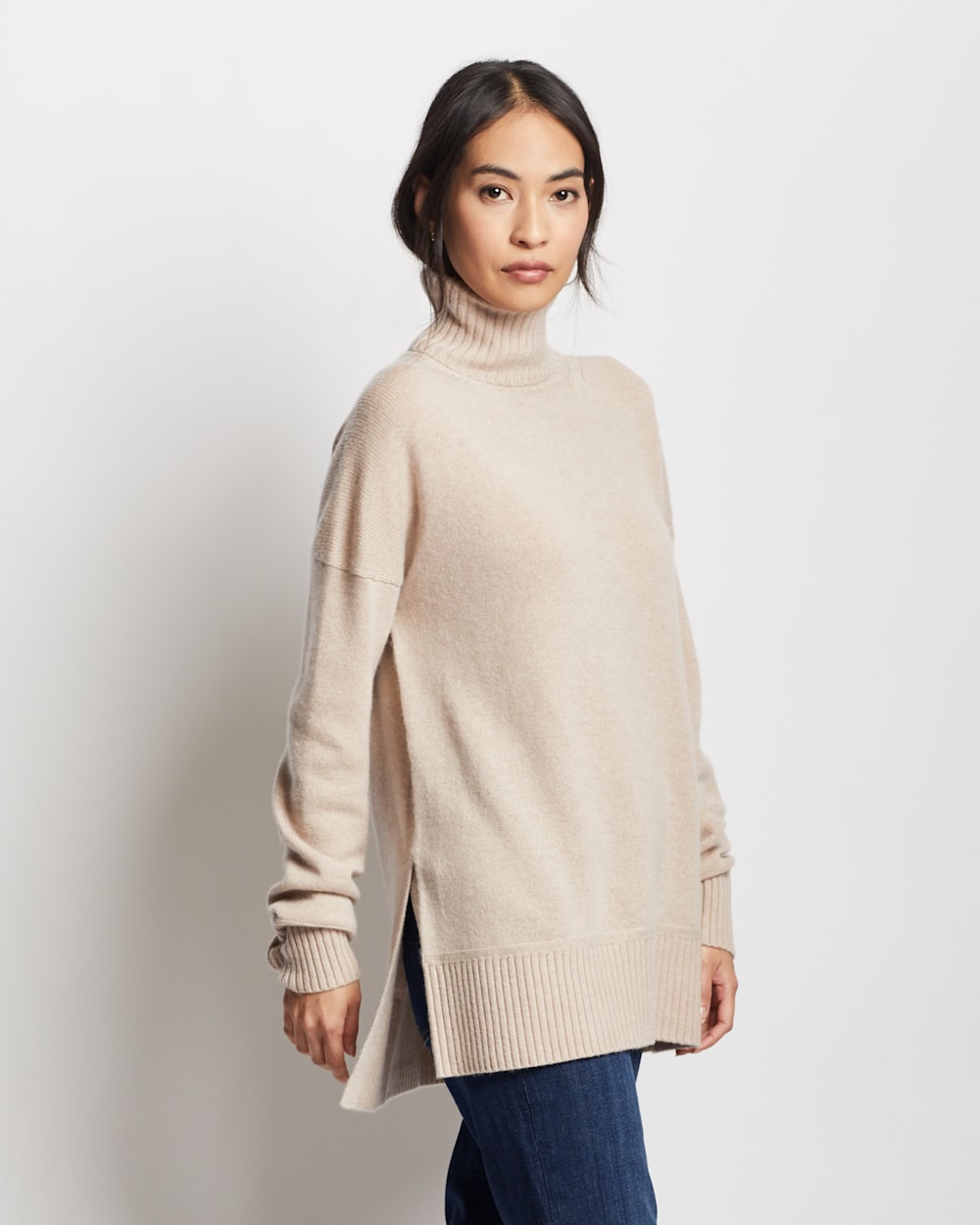 ALTERNATE VIEW OF WOMEN'S MERINO/CASHMERE OVERSIZED TURTLENECK IN WHEAT image number 4