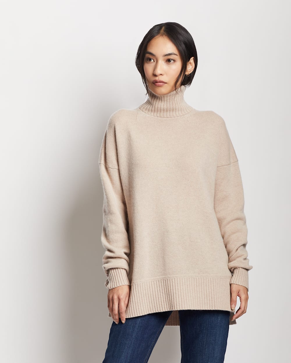 ALTERNATE VIEW OF WOMEN'S MERINO/CASHMERE OVERSIZED TURTLENECK IN WHEAT image number 5