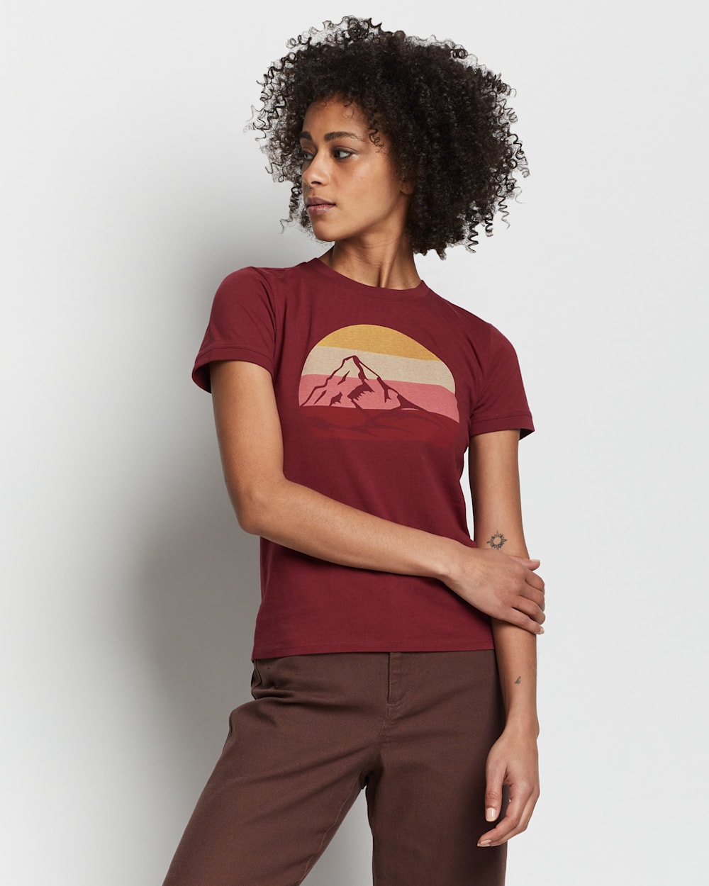 WOMEN'S DESCHUTES MOUNT HOOD TEE IN CABERNET image number 1