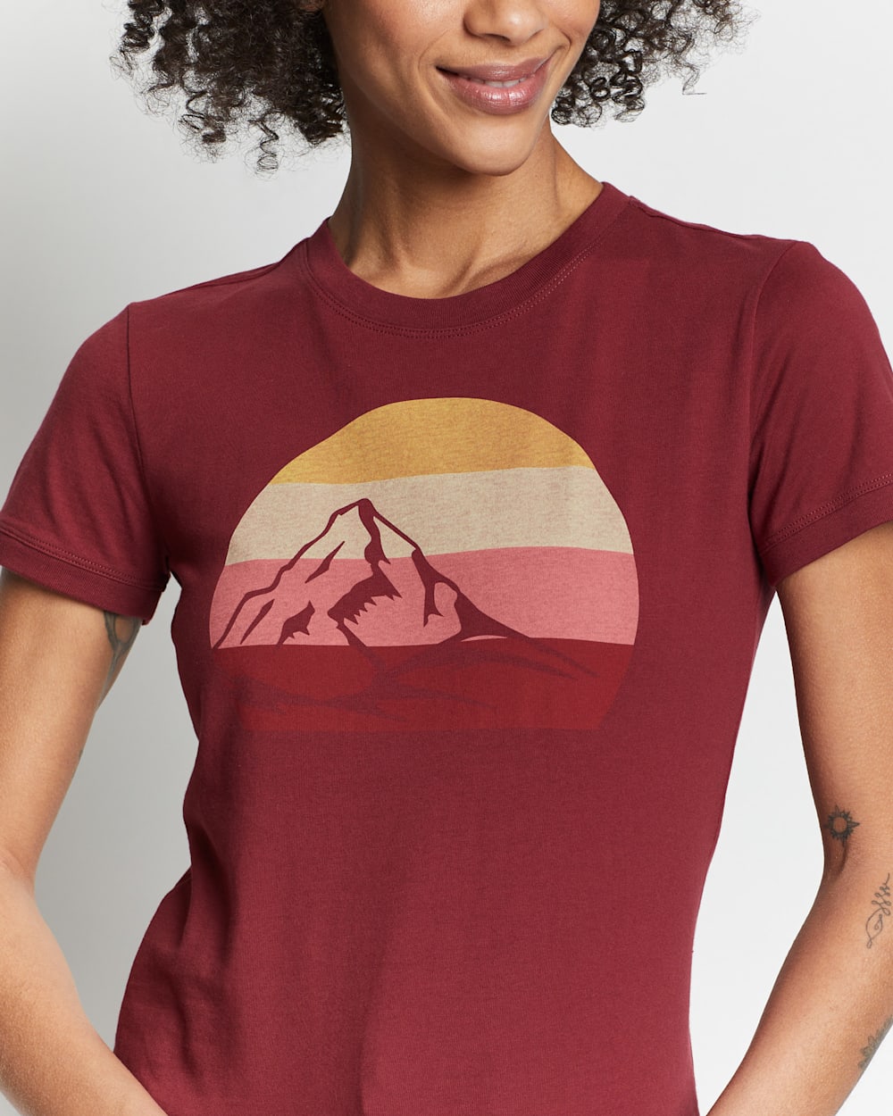 ALTERNATE VIEW OF WOMEN'S DESCHUTES MOUNT HOOD TEE IN CABERNET image number 3