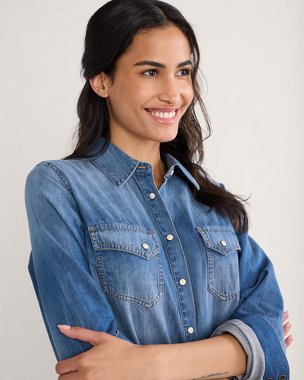 Trying on the modal twist back long sleeve in chambray in a size 2 fro