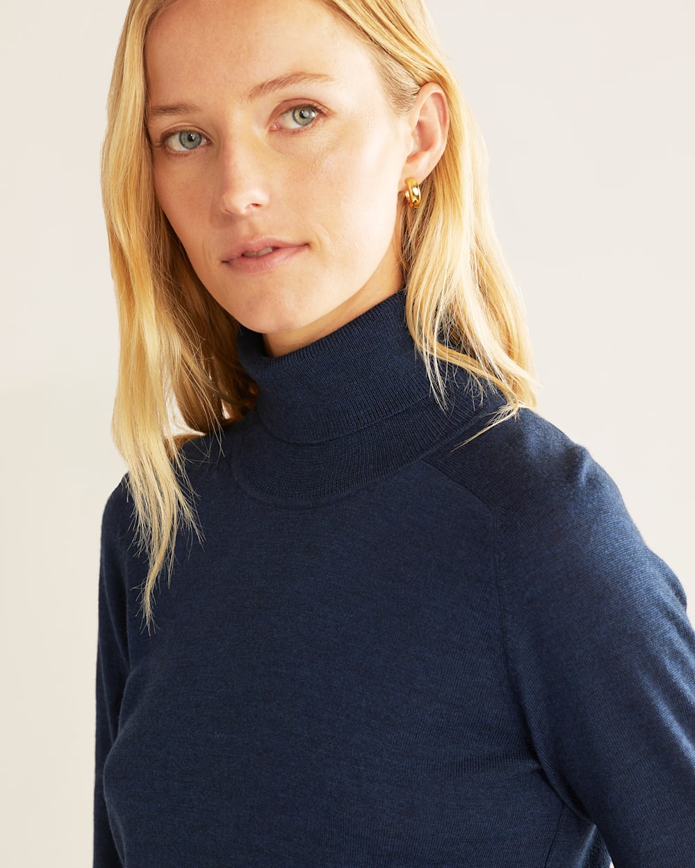 ALTERNATE VIEW OF WOMEN'S RAGLAN MERINO TURTLENECK IN BALTIC BLUE image number 5