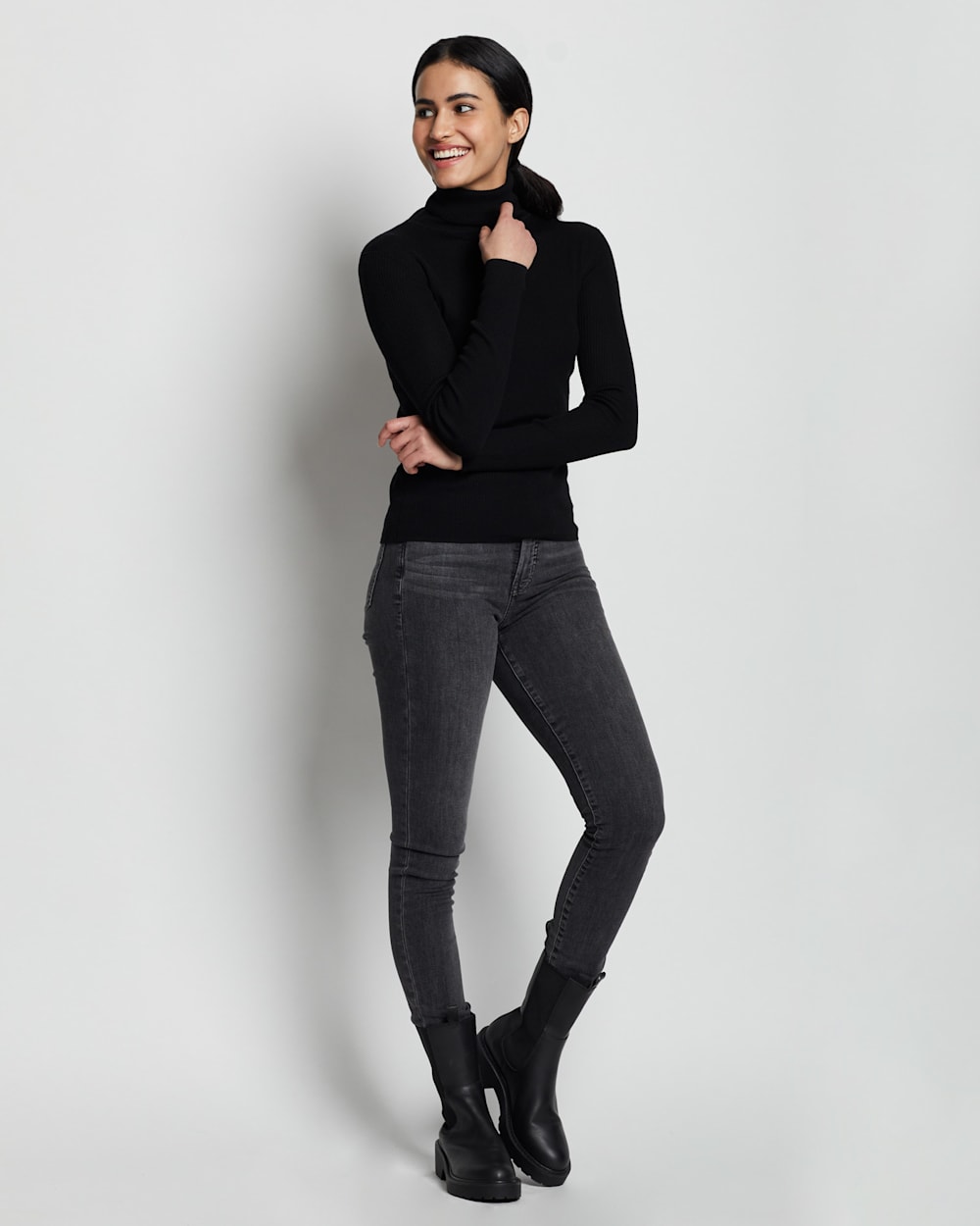 WOMEN'S FITTED MERINO TURTLENECK IN BLACK image number 1