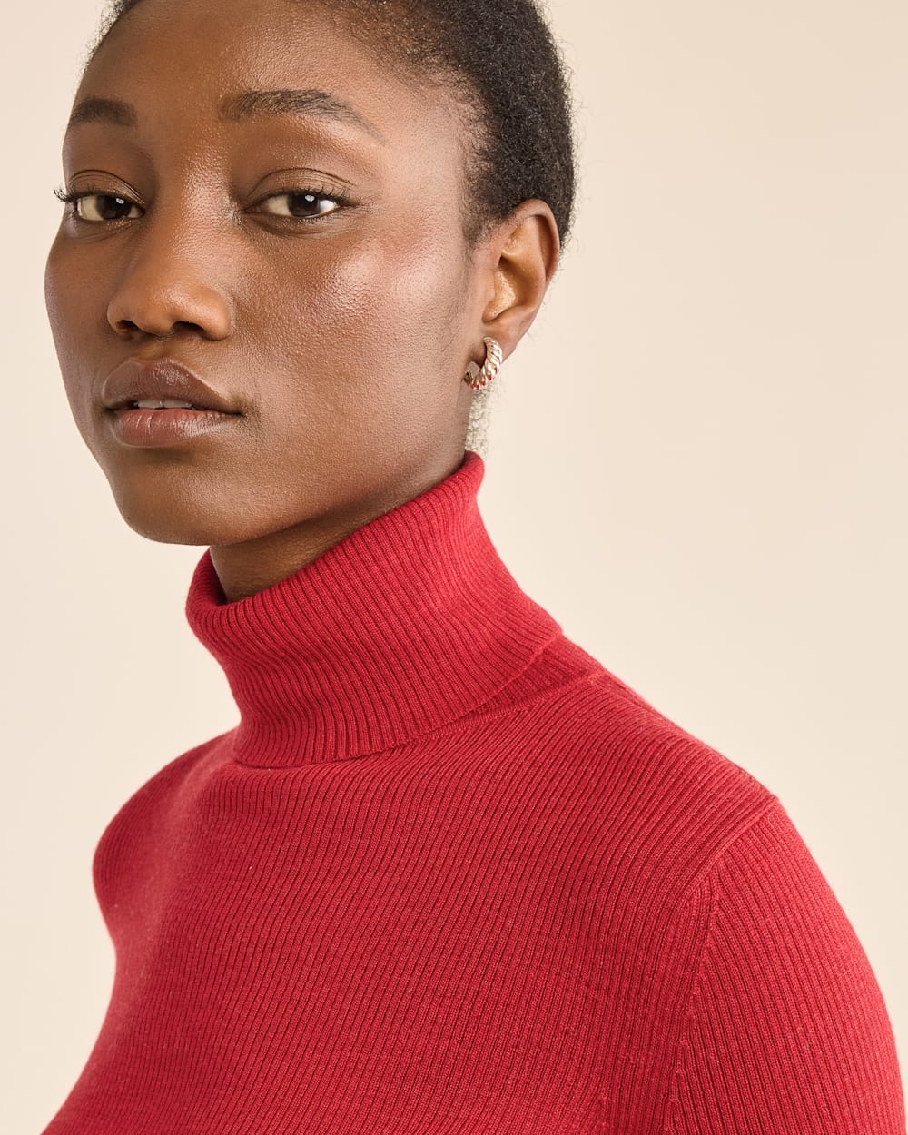 ALTERNATE VIEW OF WOMEN'S FITTED MERINO TURTLENECK IN EMBOLDENED RED image number 4