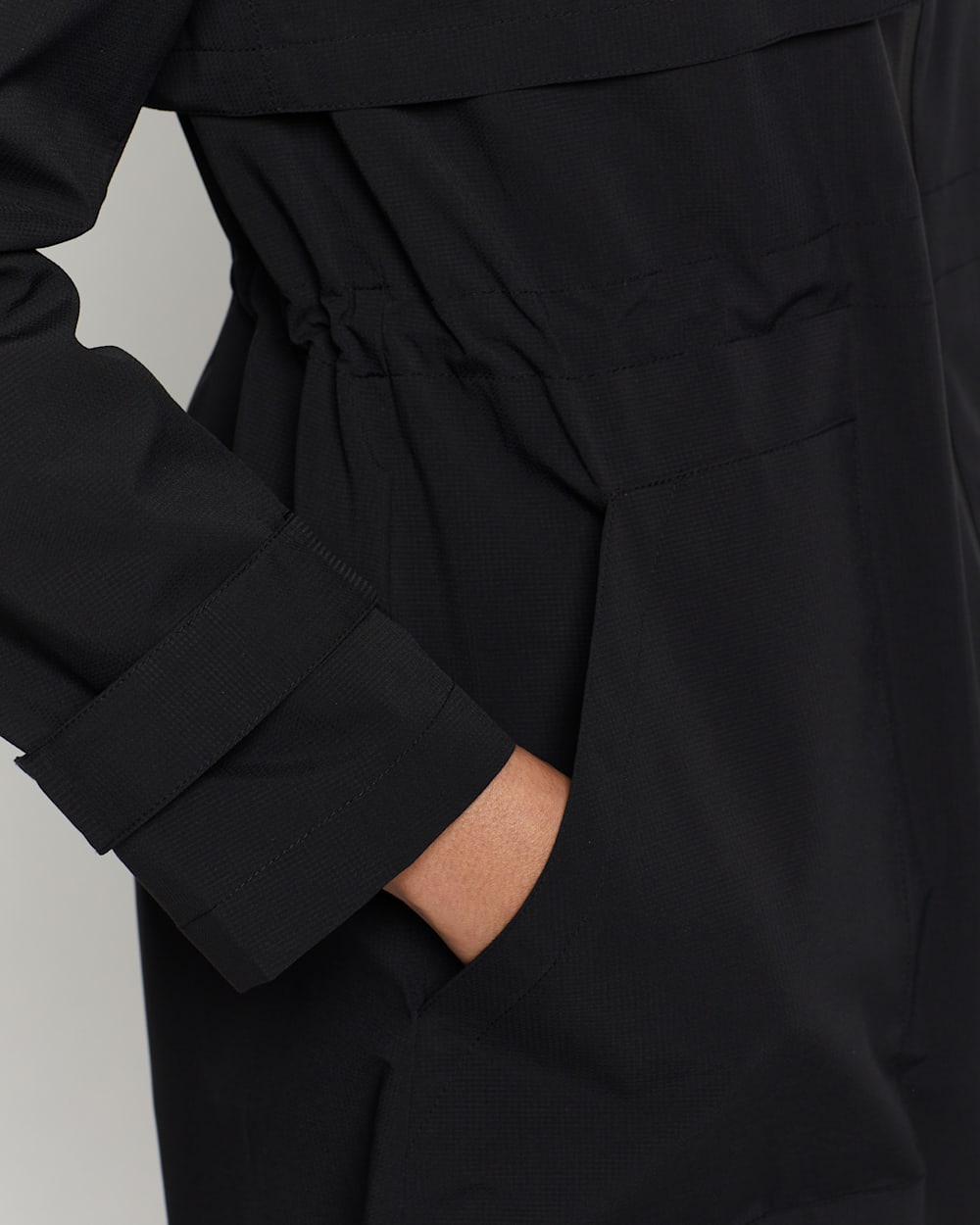 ALTERNATE VIEW OF WOMEN'S PACIFICA MINI RIPSTOP TRENCH IN BLACK image number 5