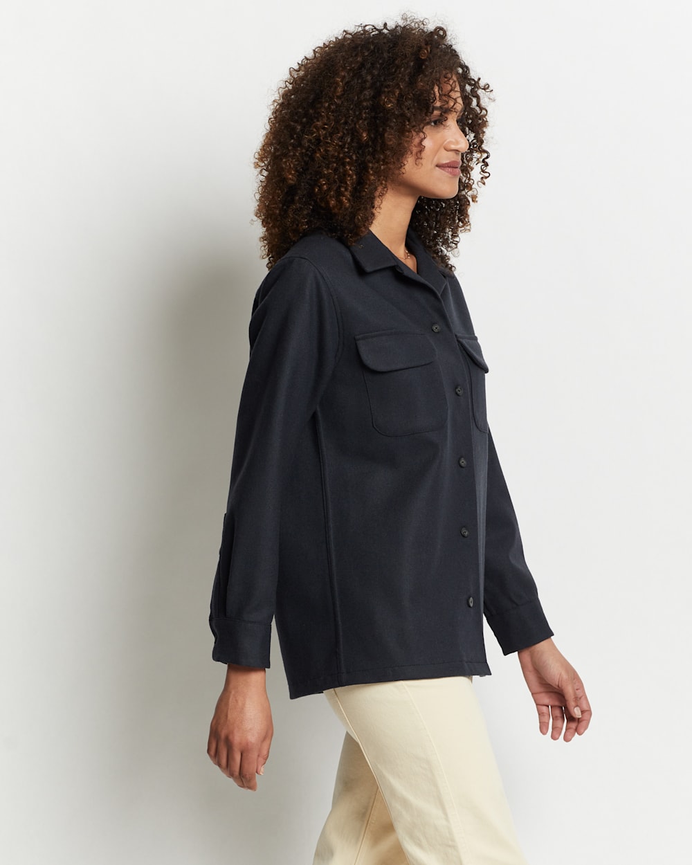 ALTERNATE VIEW OF WOMEN'S SOLID BOYFRIEND BOARD SHIRT IN SLATE image number 4