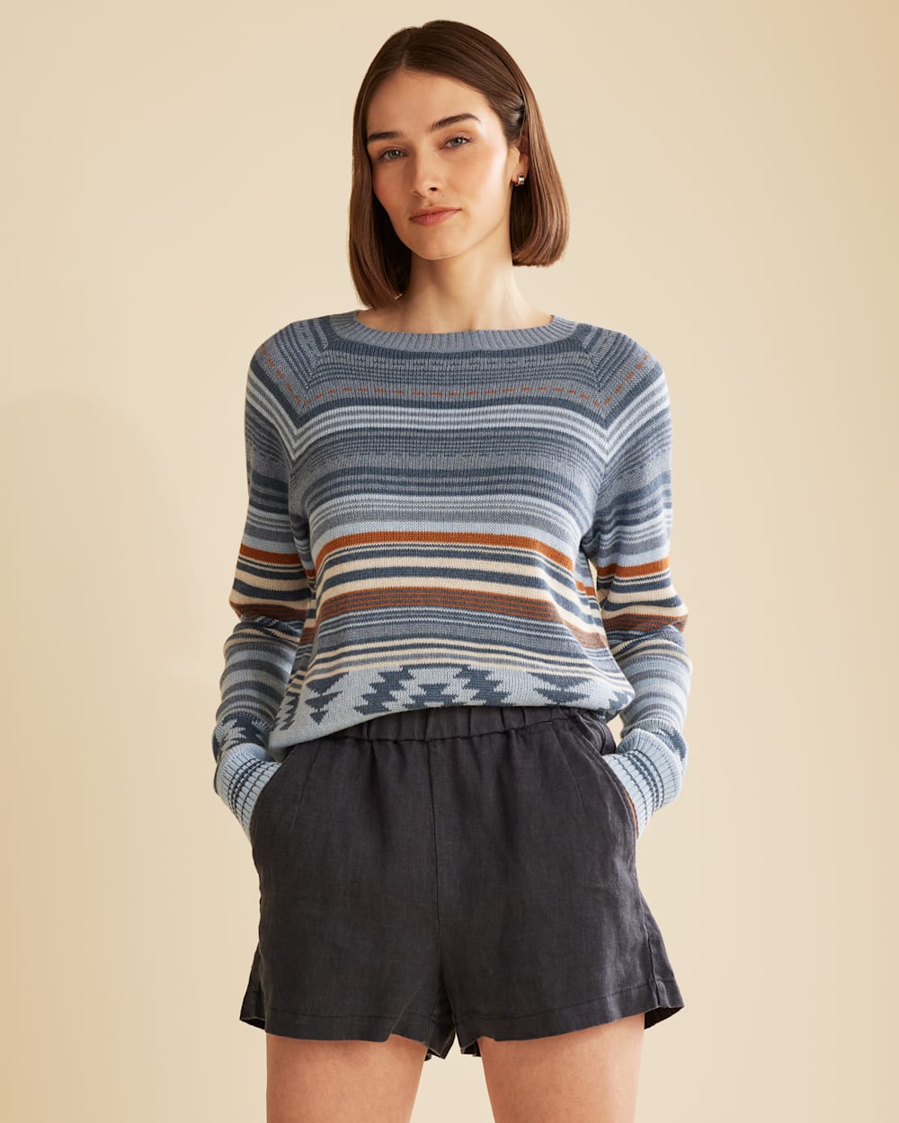 ALTERNATE VIEW OF WOMEN'S PULL-ON LINEN SHORTS IN DARK INDIGO image number 5