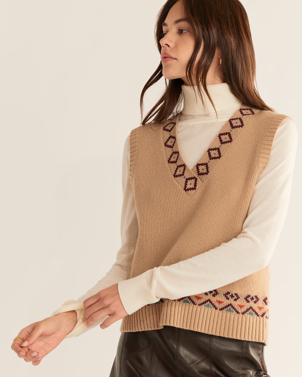 ALTERNATE VIEW OF WOMEN'S HARLOW SWEATER VEST IN DESERT SAND MULTI image number 4