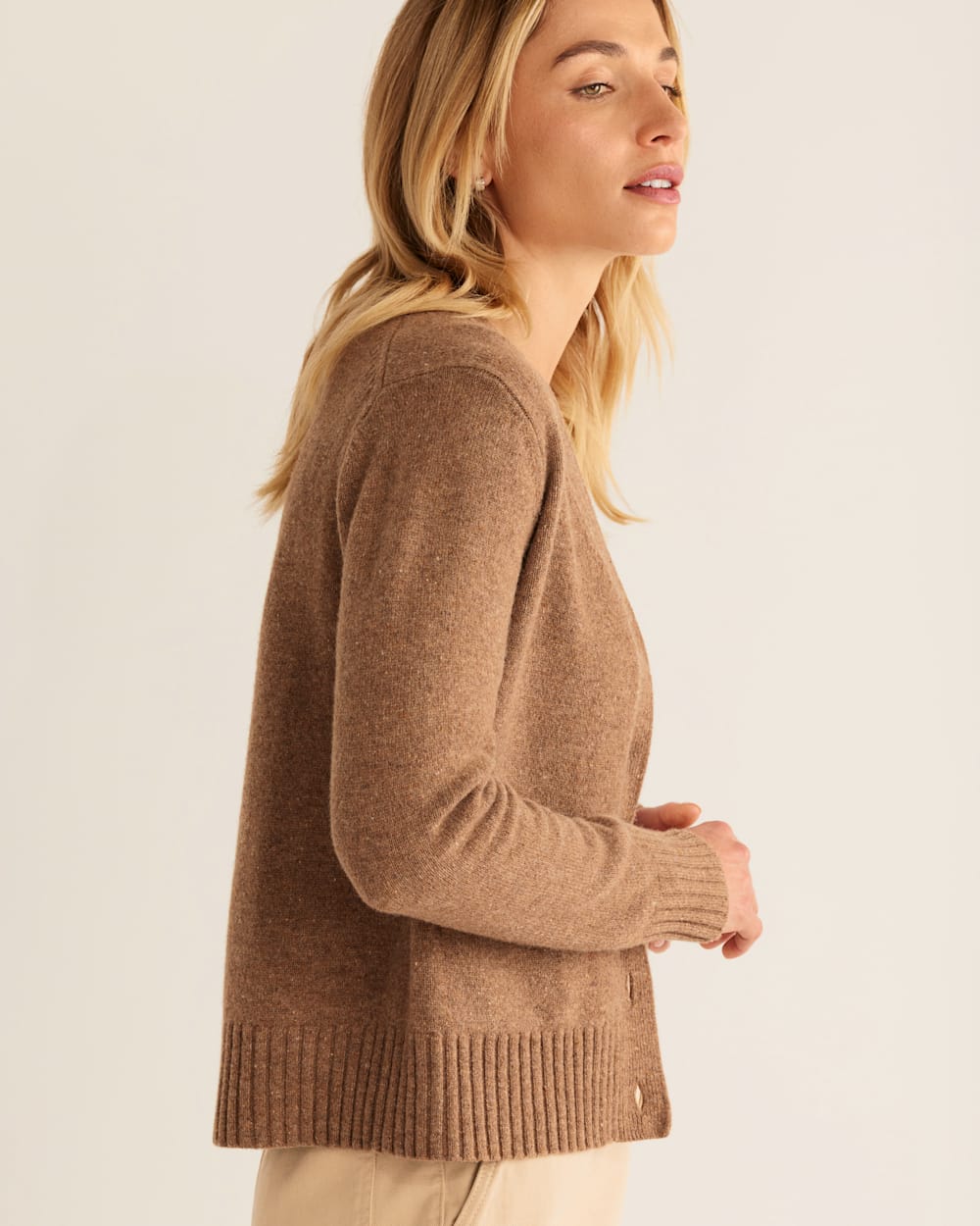 ALTERNATE VIEW OF WOMEN'S MERINO CROPPED CARDIGAN IN TAUPE DONEGAL image number 4