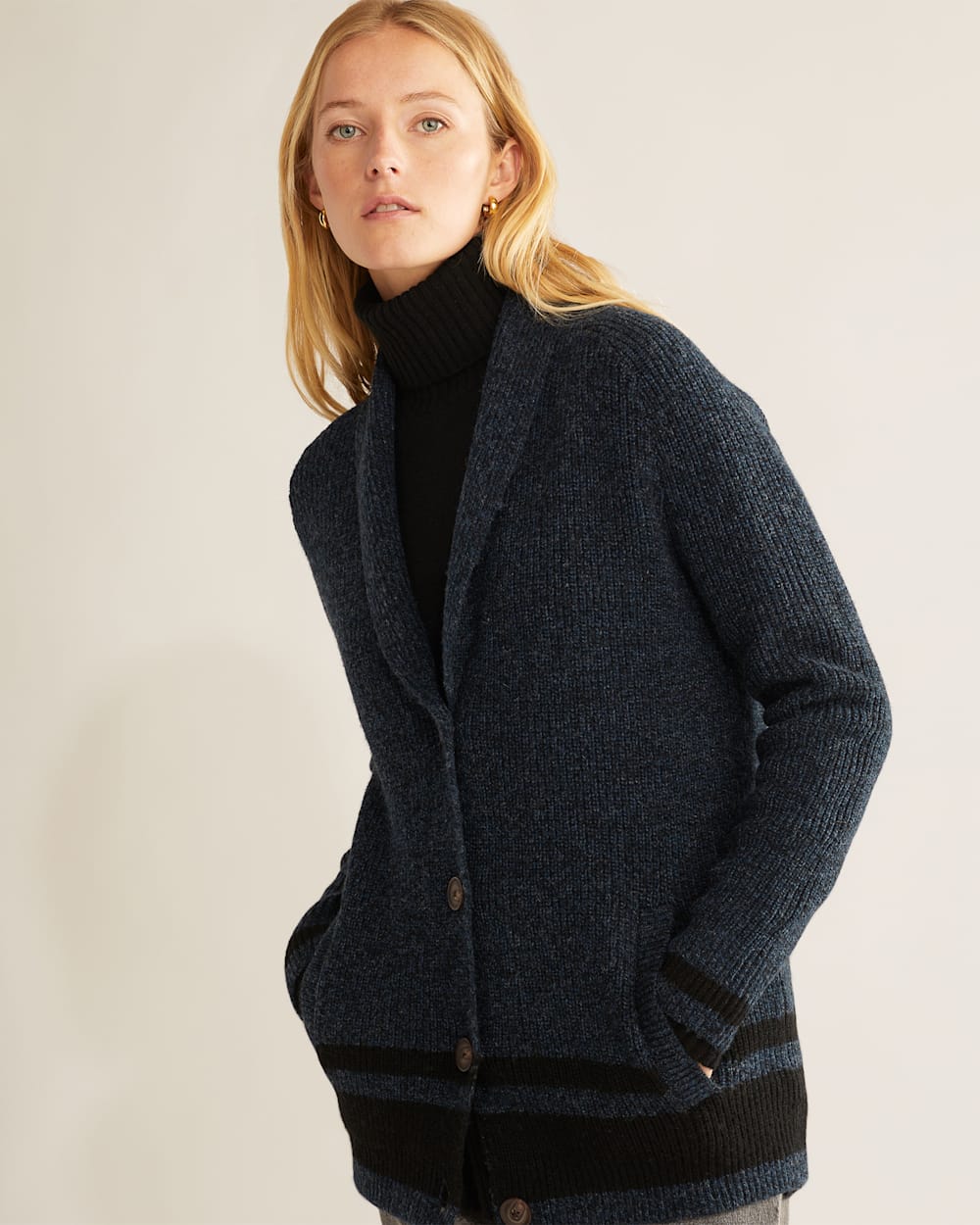 ALTERNATE VIEW OF WOMEN'S STRIPED SHAWL-COLLAR SHETLAND CARDIGAN IN INDIGO HEATHER/BLACK image number 4