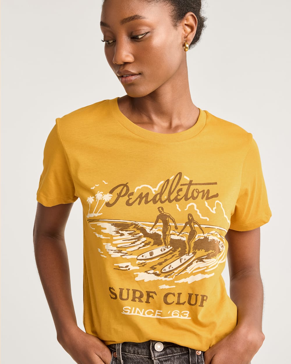 WOMEN'S SURF CLUB GRAPHIC TEE IN OLD GOLD image number 1