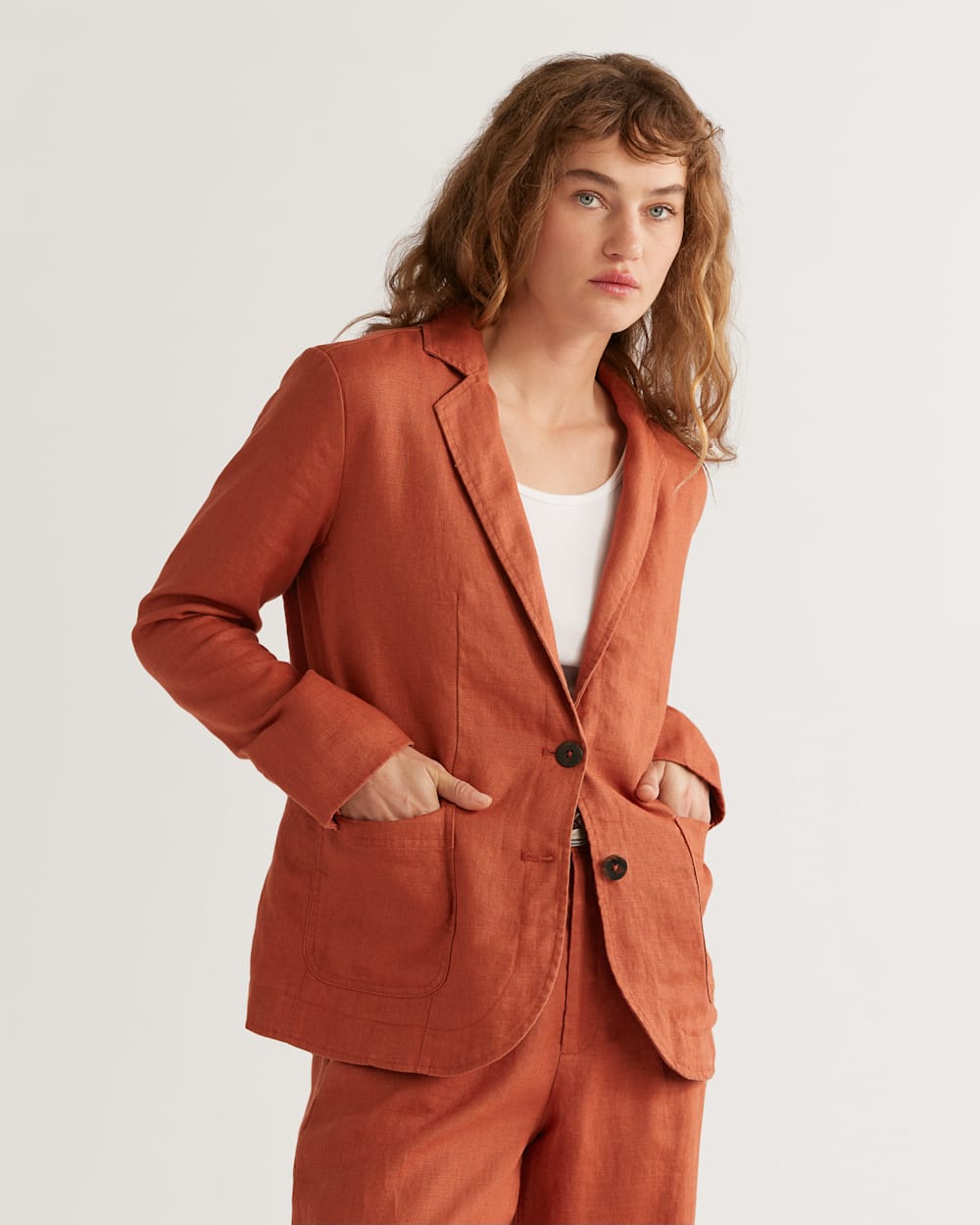 ALTERNATE VIEW OF WOMEN'S BIRCH BAY LINEN BLAZER IN REDWOOD image number 4