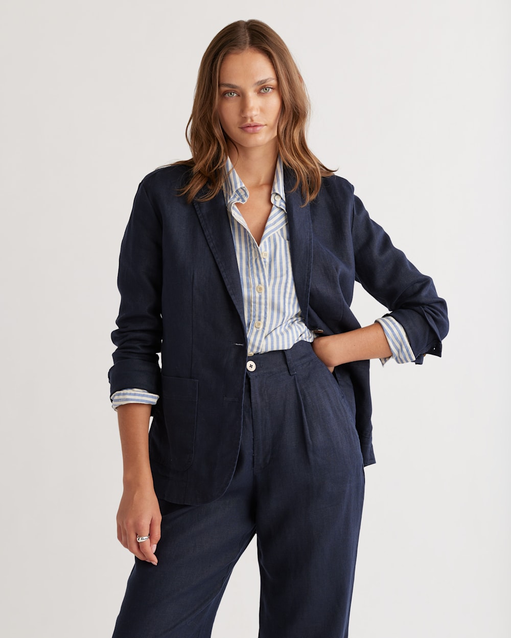 ALTERNATE VIEW OF WOMEN'S BIRCH BAY LINEN BLAZER IN NAVY image number 4