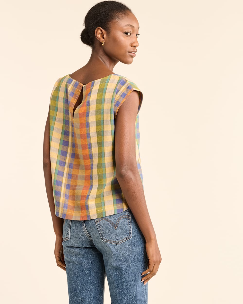 ALTERNATE VIEW OF WOMEN'S FLORA LINEN-BLEND POPOVER TOP IN WOODASH MULTI CHECK image number 3