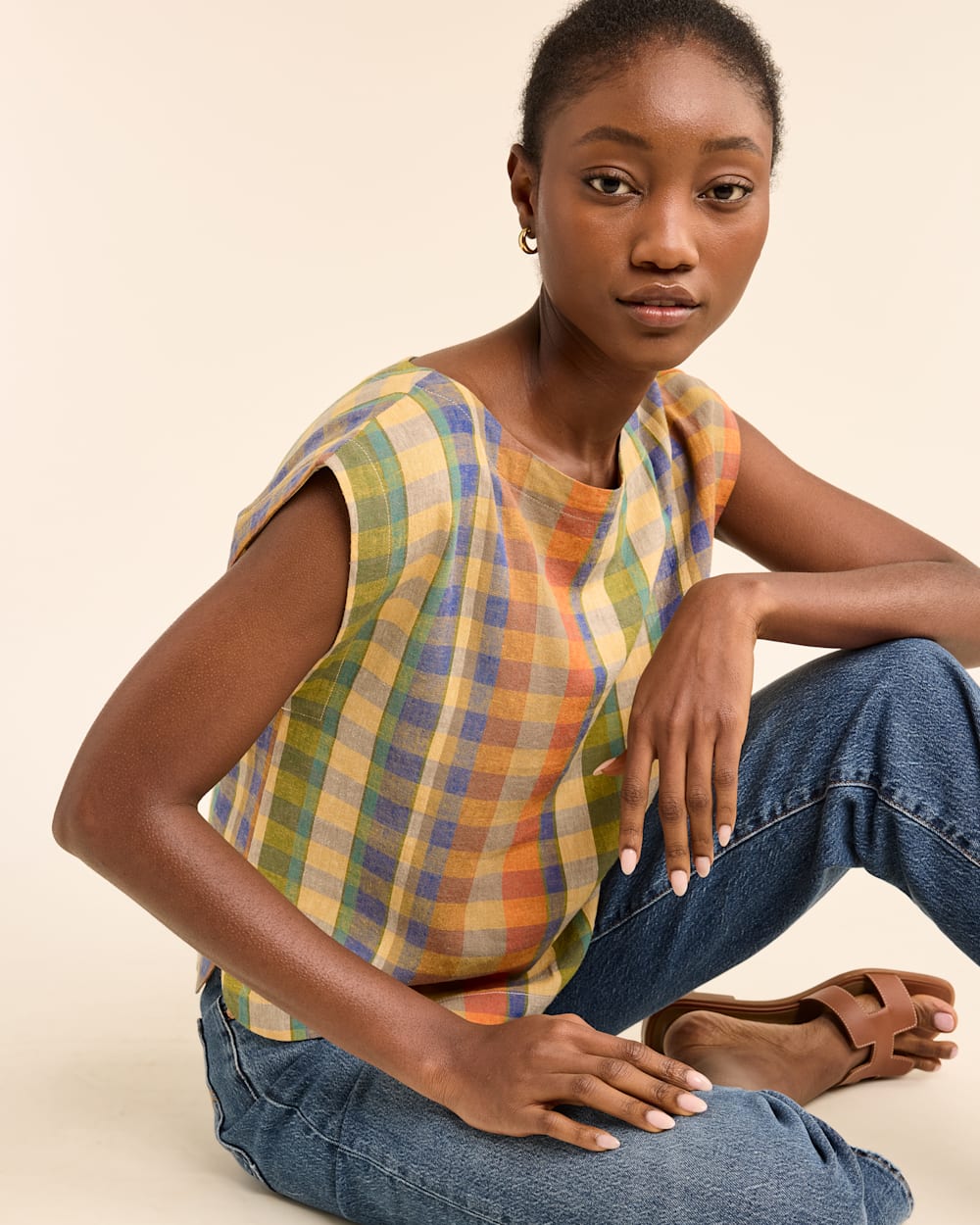 ALTERNATE VIEW OF WOMEN'S FLORA LINEN-BLEND POPOVER TOP IN WOODASH MULTI CHECK image number 4