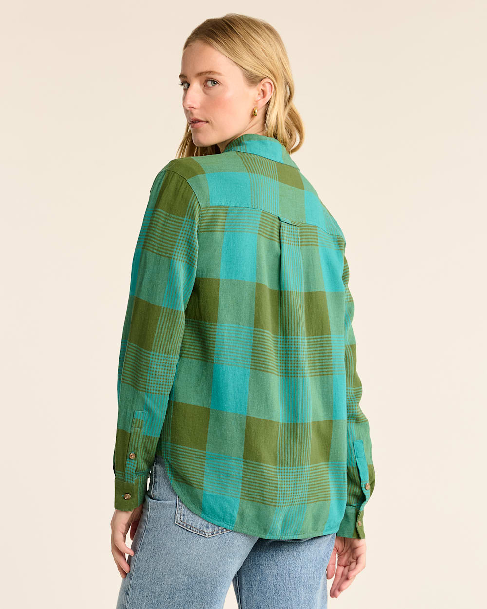 ALTERNATE VIEW OF WOMEN'S ADLEY LINEN-BLEND SHIRT IN TEAL/GREEN CHECK image number 3