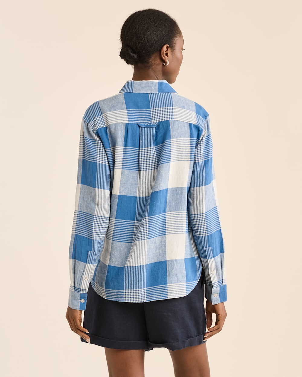 ALTERNATE VIEW OF WOMEN'S ADLEY LINEN-BLEND SHIRT IN BLUE/IVORY CHECK image number 3