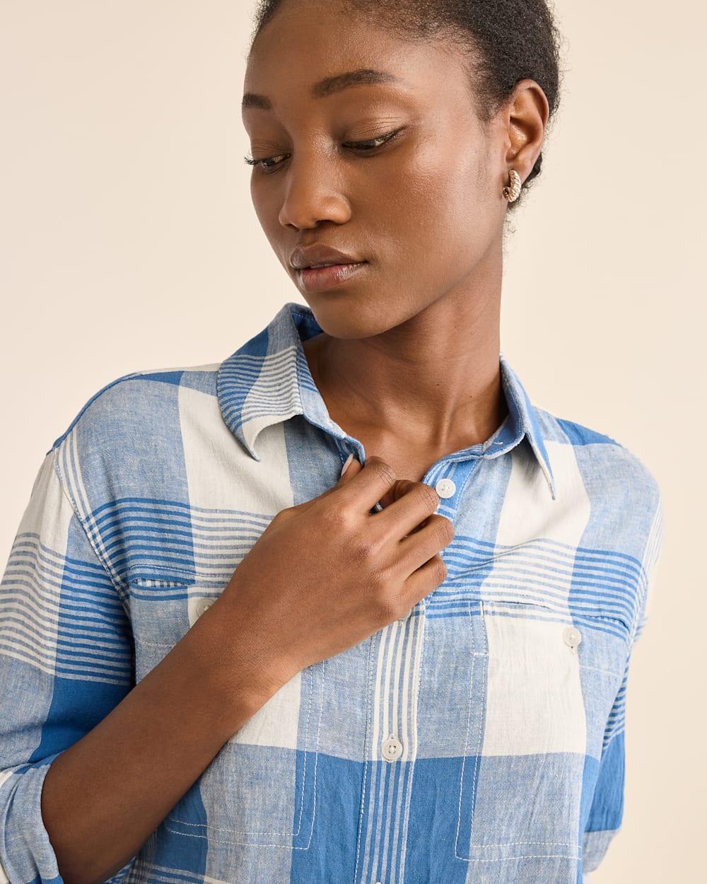ALTERNATE VIEW OF WOMEN'S ADLEY LINEN-BLEND SHIRT IN BLUE/IVORY CHECK image number 5