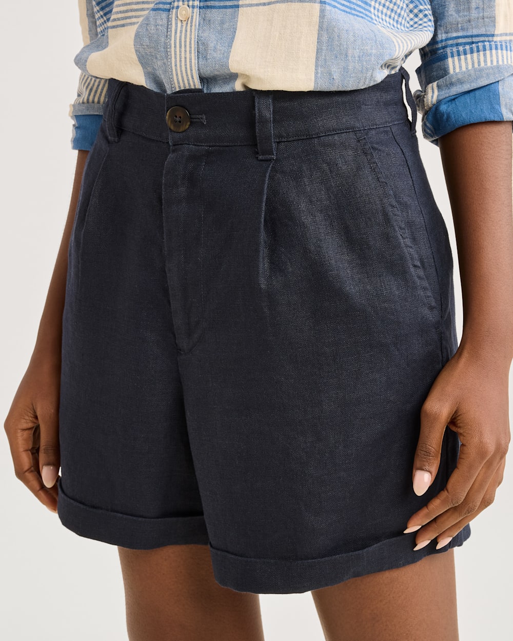 ALTERNATE VIEW OF WOMEN'S BIRCH BAY LINEN SHORTS IN NAVY image number 4