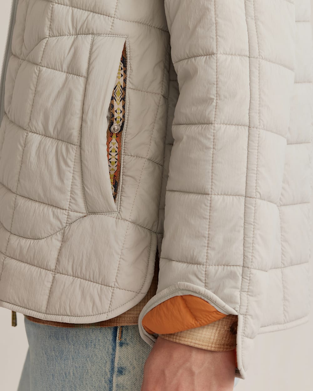 ALTERNATE VIEW OF WOMEN'S QUILTED HOODED JACKET IN FOG/TOMATO image number 4