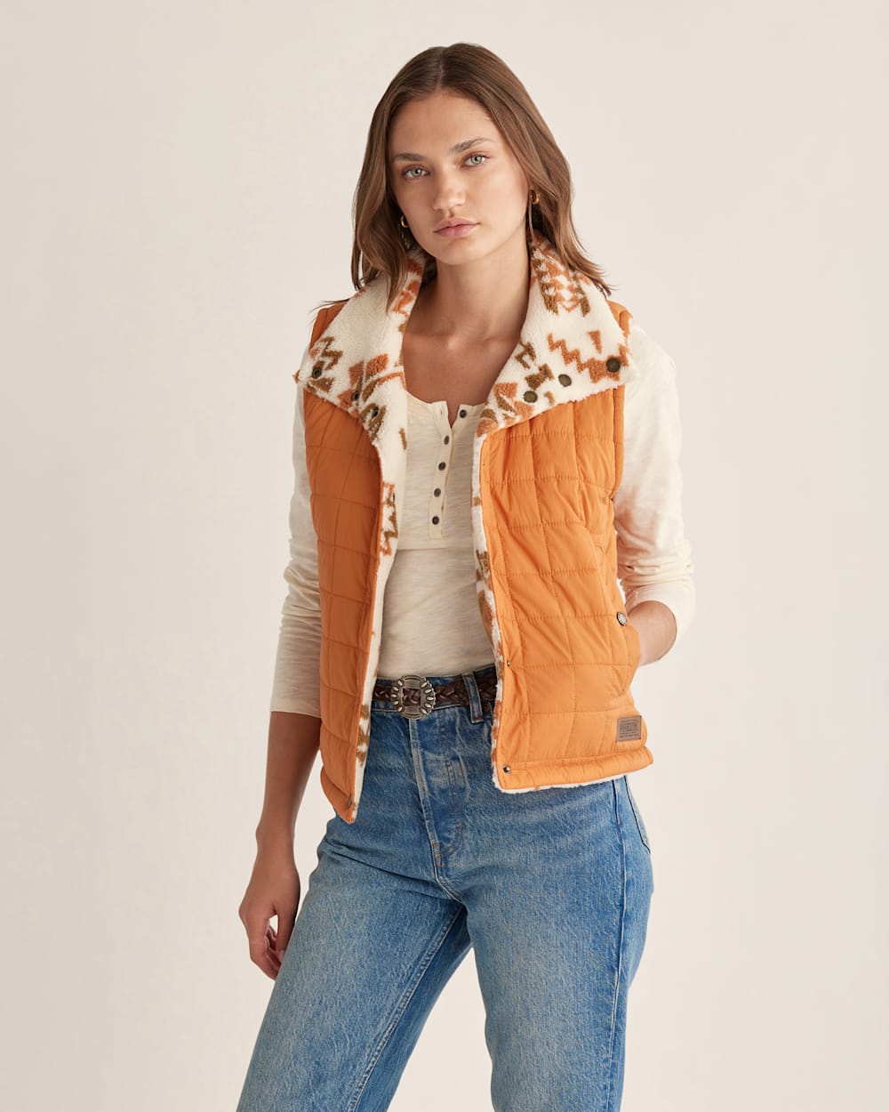 ALTERNATE VIEW OF WOMEN'S MANZANITA REVERSIBLE VEST IN TOMATO HIGHLAND RIDGE image number 4