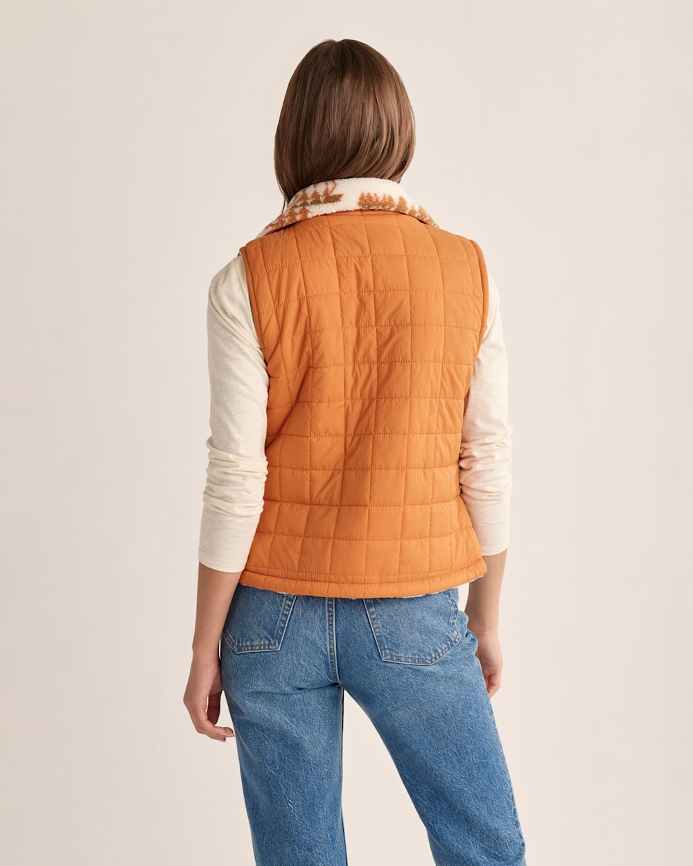 ALTERNATE VIEW OF WOMEN'S MANZANITA REVERSIBLE VEST IN TOMATO HIGHLAND RIDGE image number 5