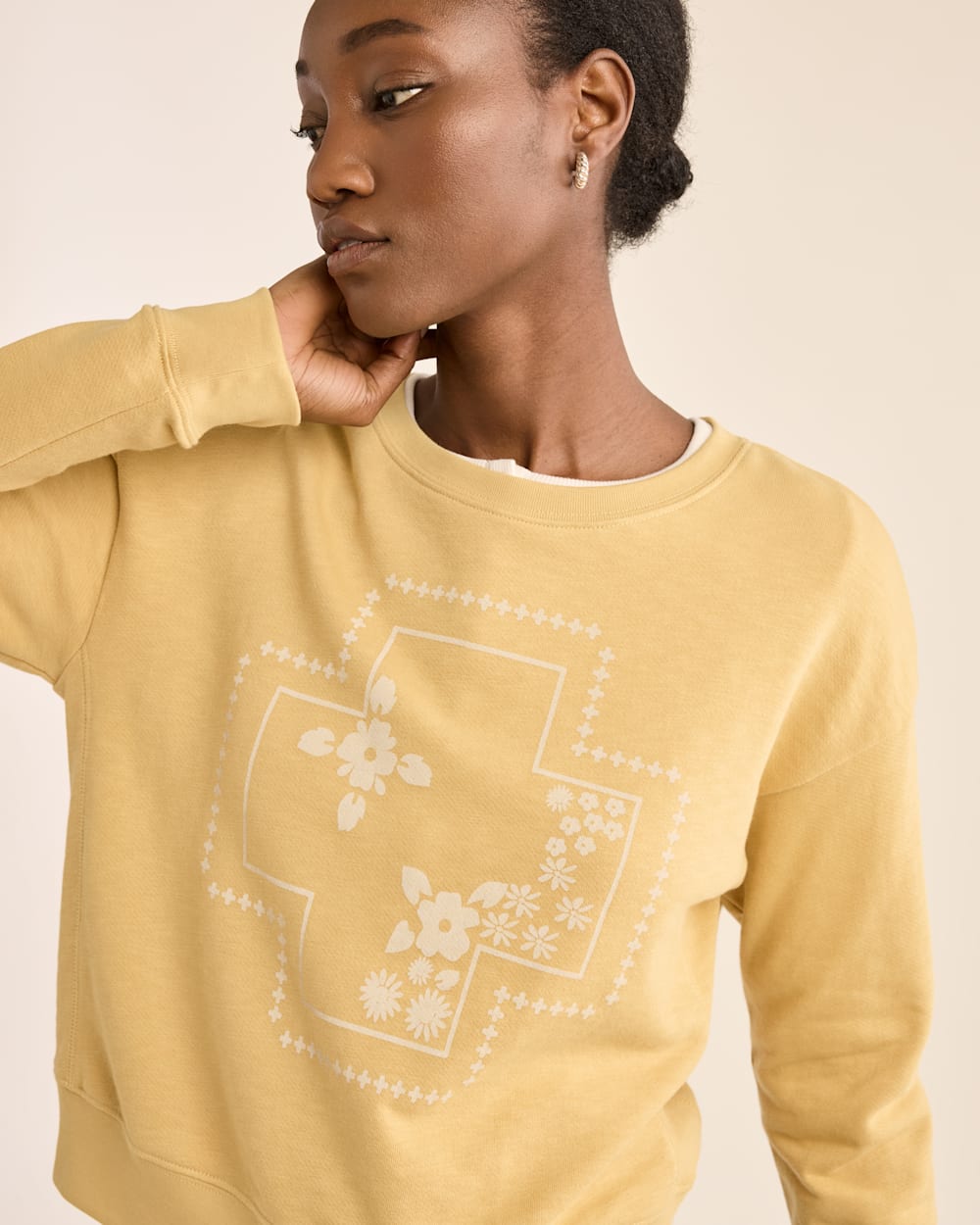 WOMEN'S CROSS GRAPHIC FRENCH TERRY CREWNECK IN RATTAN image number 1