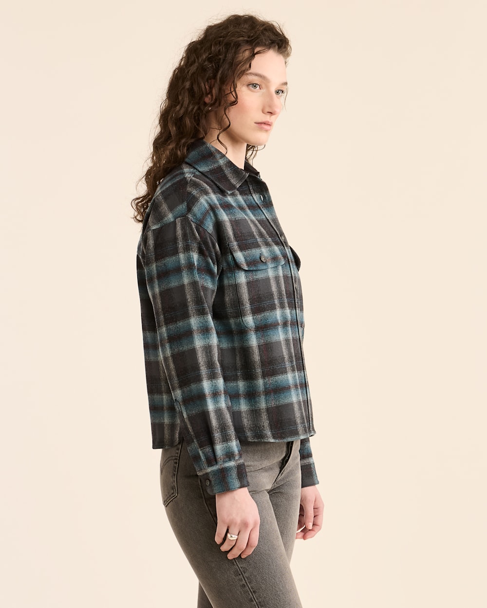 ALTERNATE VIEW OF WOMEN'S PLAID CROPPED SHIRT IN GREY MIX/AQUA PLAID image number 2