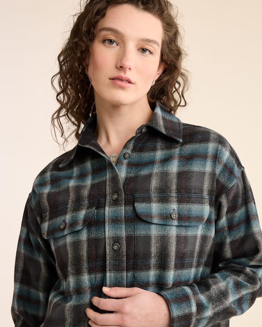 ALTERNATE VIEW OF WOMEN'S PLAID CROPPED SHIRT IN GREY MIX/AQUA PLAID image number 4