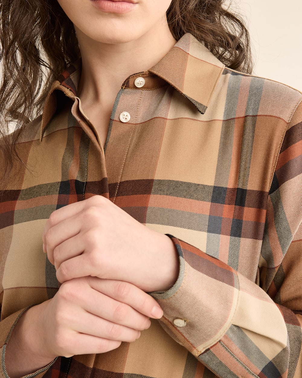 ALTERNATE VIEW OF WOMEN'S PLAID WORSTED WOOL SHIRT IN TAN/COPPER image number 4