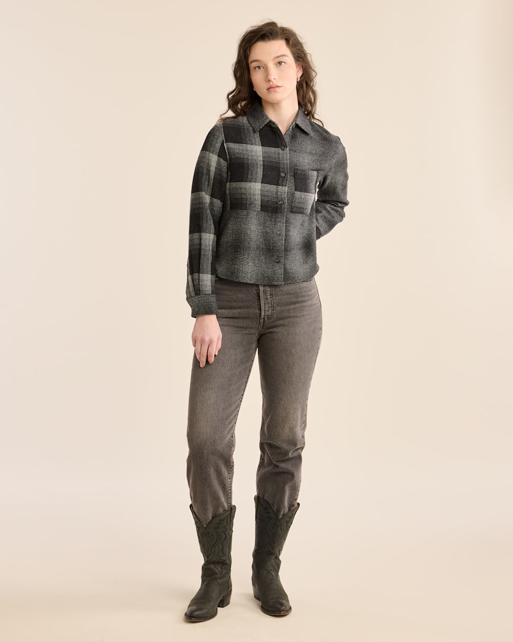 ALTERNATE VIEW OF WOMEN'S CENTENNIAL PLAID SHIRT IN OXFORD/GREY MIX OMBRE image number 5