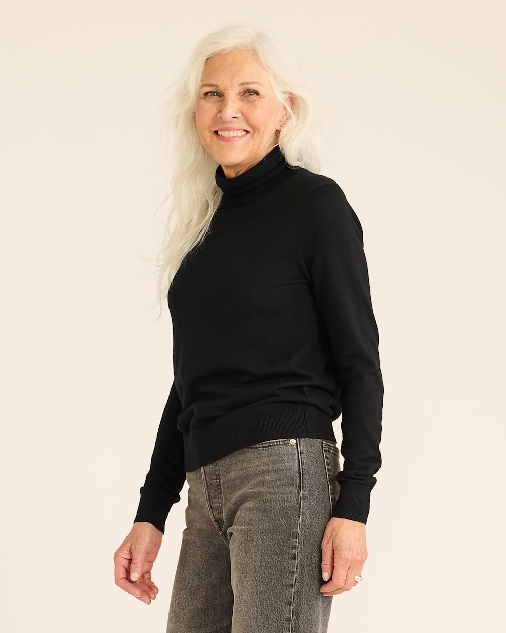 ALTERNATE VIEW OF WOMEN'S MERINO TURTLENECK IN BLACK image number 2