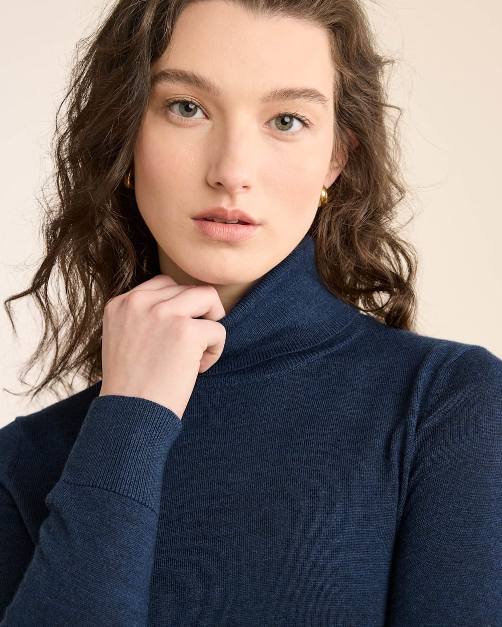 ALTERNATE VIEW OF WOMEN'S MERINO TURTLENECK IN NAVY HEATHER image number 5