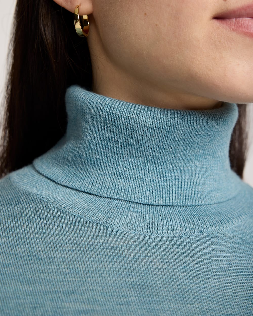 ALTERNATE VIEW OF WOMEN'S MERINO TURTLENECK IN SEA BLUE image number 4