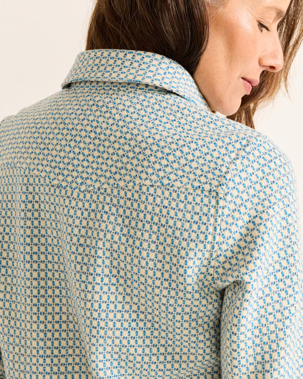 ALTERNATE VIEW OF WOMEN'S TEXTURED WOOL GAMBLER SHIRT IN BLUE TEXTURED CHECK image number 4