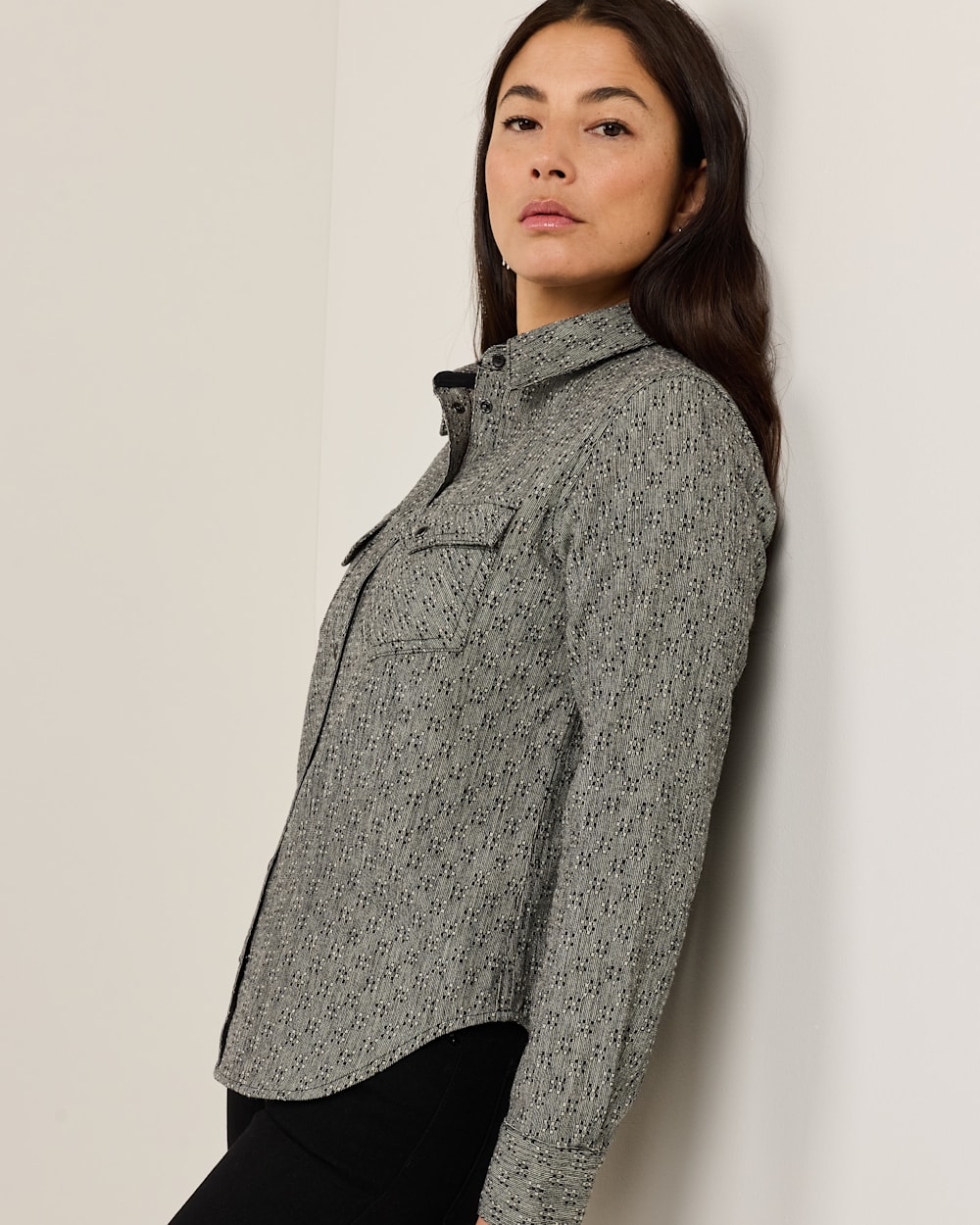 ALTERNATE VIEW OF WOMEN'S TEXTURED WOOL GAMBLER SHIRT IN BLACK DIAMOND MIX image number 2