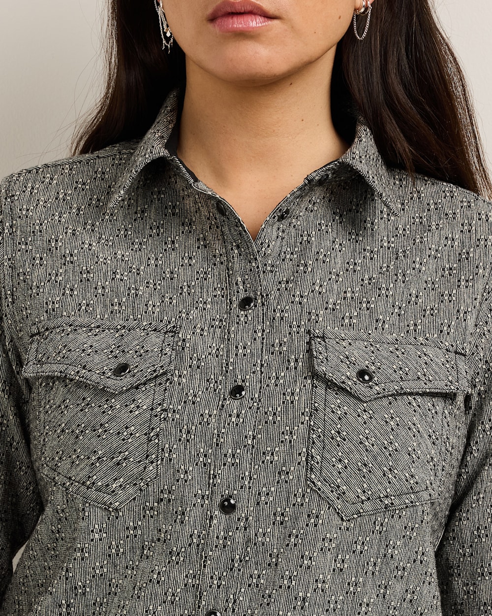 ALTERNATE VIEW OF WOMEN'S TEXTURED WOOL GAMBLER SHIRT IN BLACK DIAMOND MIX image number 4