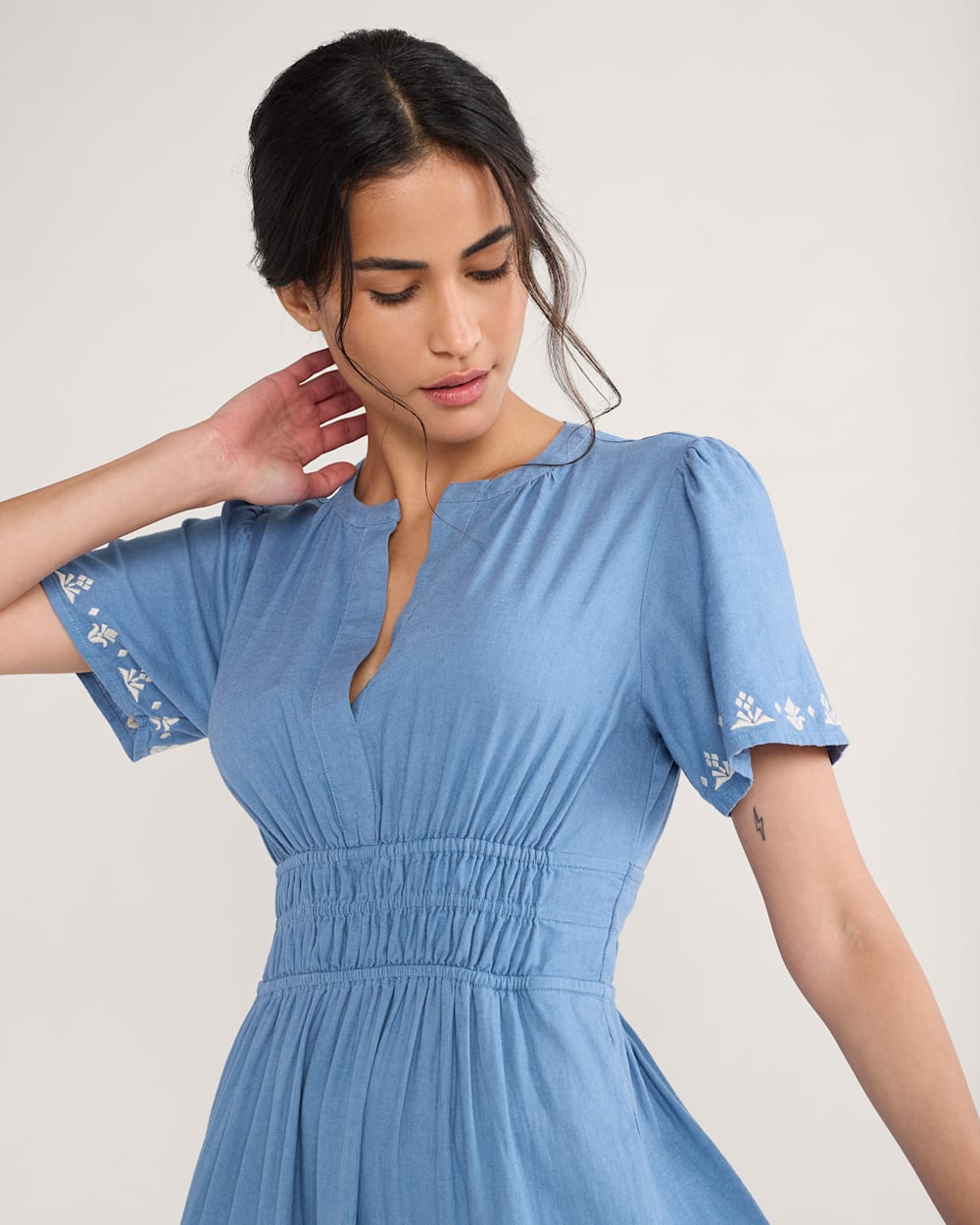 ALTERNATE VIEW OF WOMEN'S PENELOPE LINEN DRESS IN DUSTY BLUE image number 5